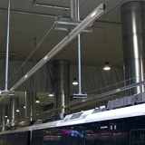 <font size="2">Die Stromschienen haben eine (für mich) ungewöhnliche Bauart. Im Freien wird mit normalen Oberleitungen gefahren.<br /><br /><br /> <font size="2">Die Stromschienen haben eine (für mich) ungewöhnliche Bauart. Im Freien wird mit normalen Oberleitungen gefahren.<br /><br /><br />